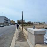 Superato l�ingresso monumentale della Fiera, il lungomare prende il nome di via Umberto Giordano: si lascia il quartiere Marconi e si entra nel rione San Girolamo. Siamo affacciati sul mare. A destra ci accompagna un muretto in pietra alto pochi centimetri che separa la strada dalla costa (Foto di Katia Moro)